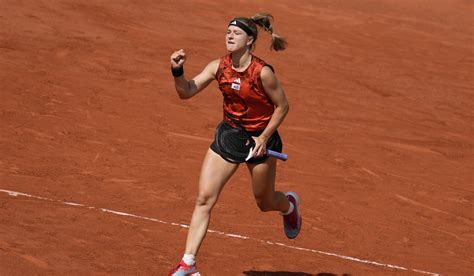 Unseeded Karolina Muchova beats No. 2 Aryna Sabalenka at the French Open for 1st Grand Slam final